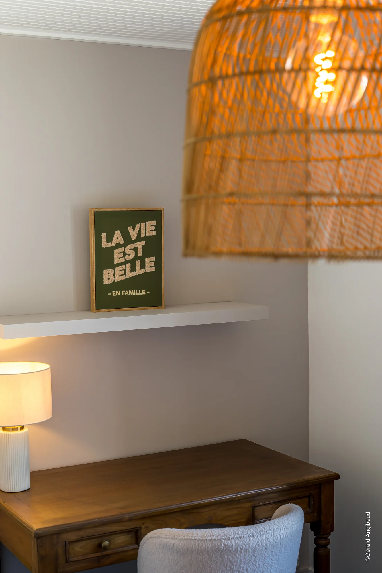 Espace bureau déco avec message inspirant, atmosphère familiale et douce