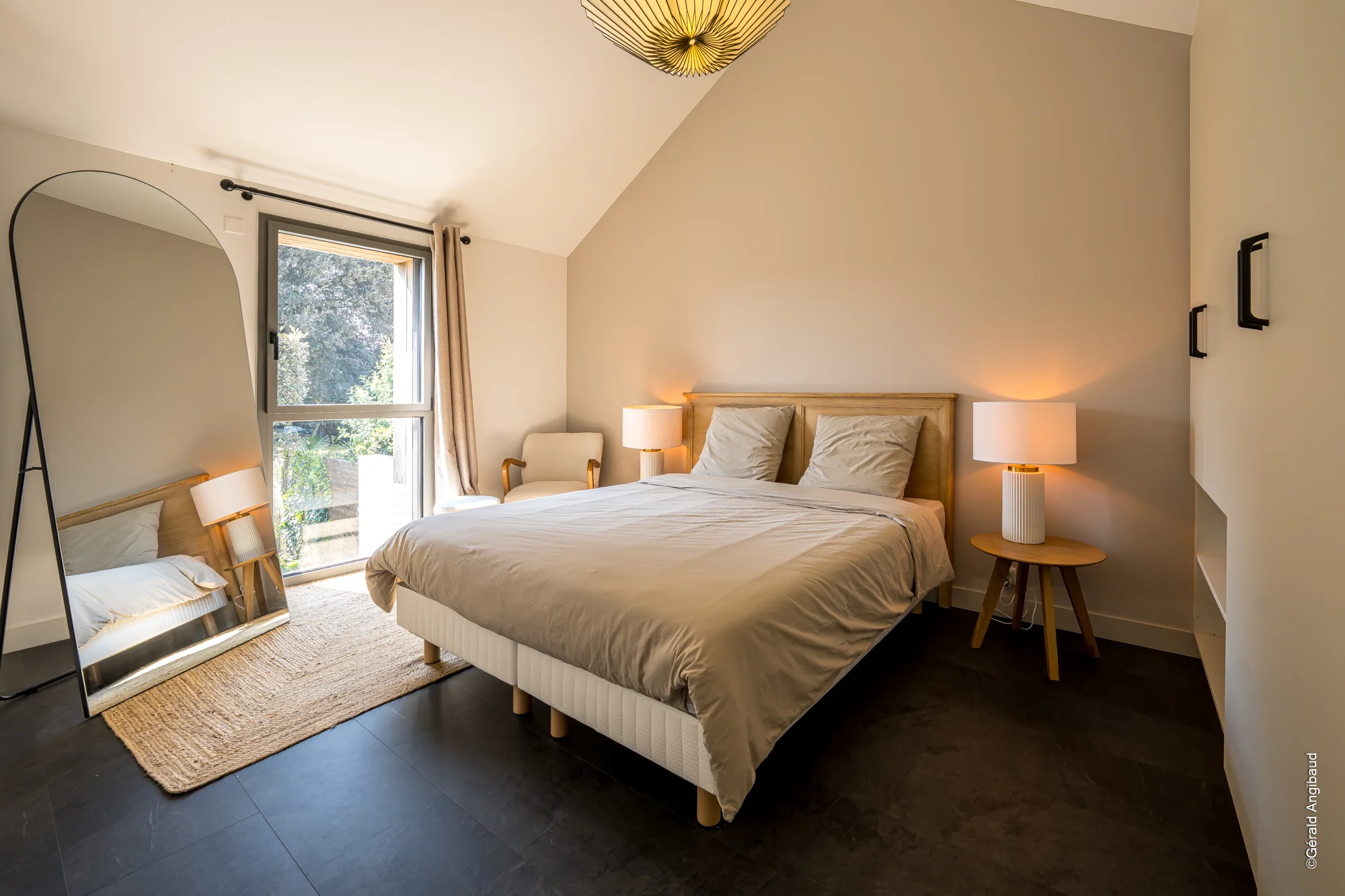 Chambre parentale élégante avec literie de qualité hôtelière 160x200