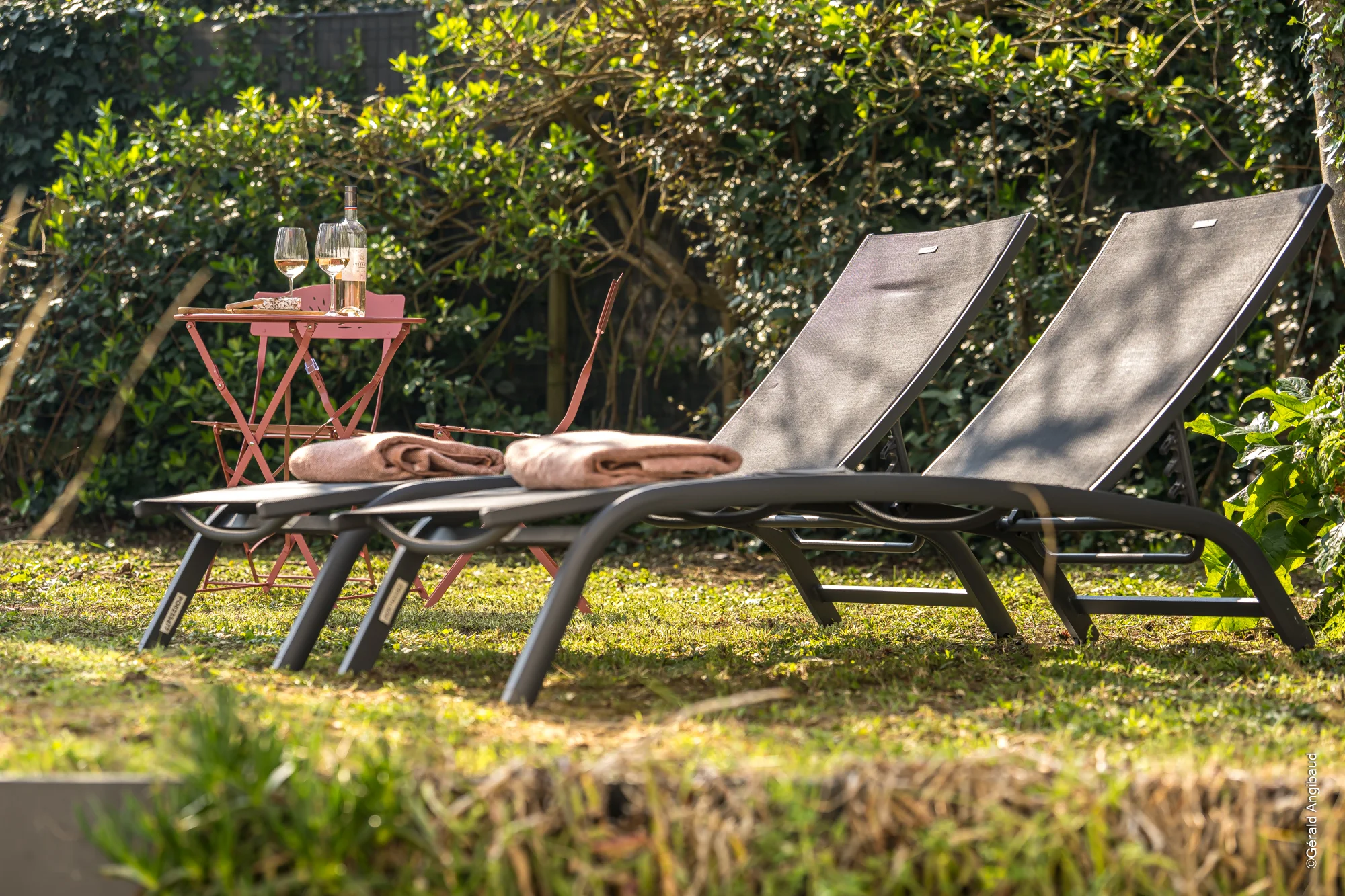 Cuisine avec verrière type atelier et îlot central en bois