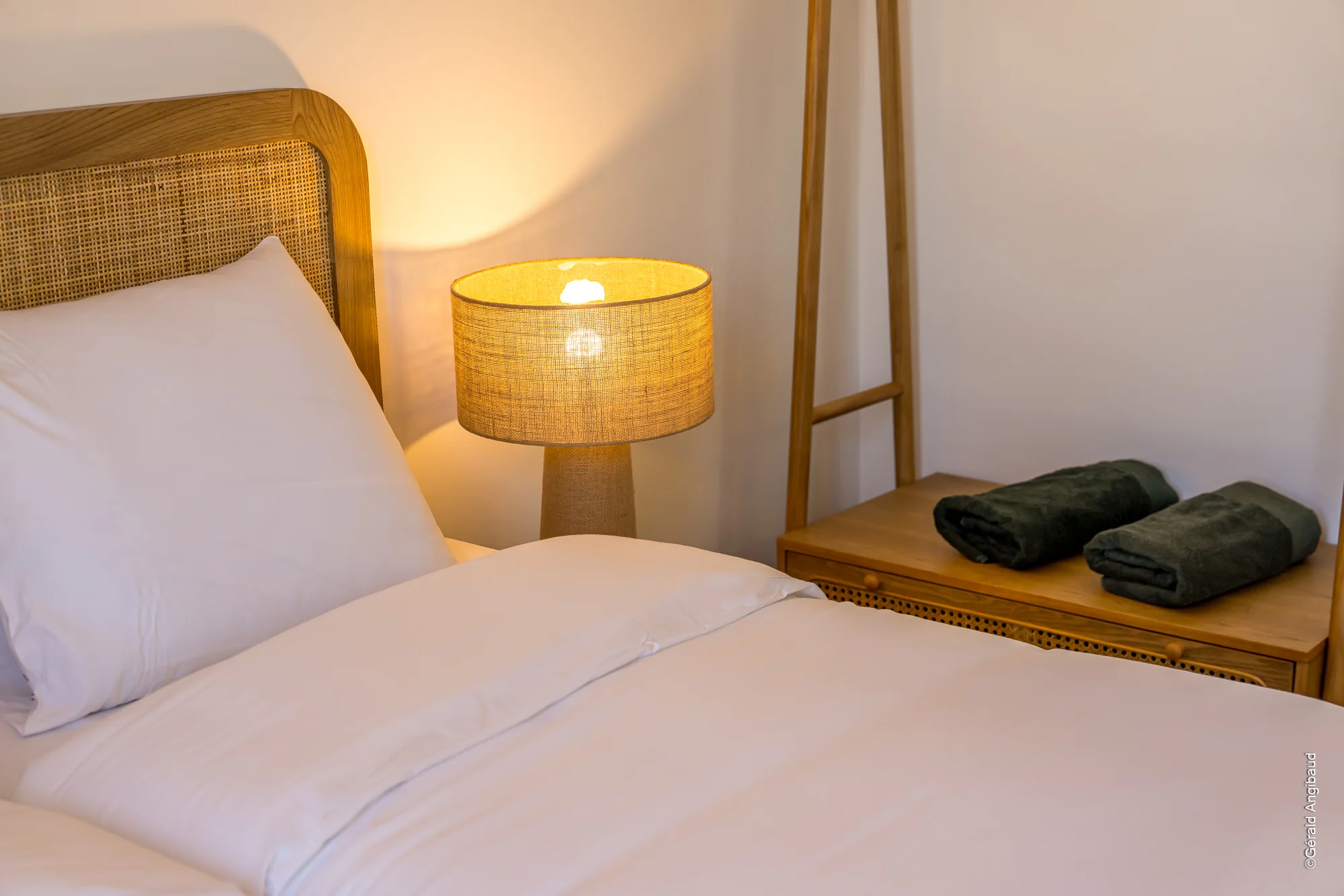 Set de serviettes de bain et lampe en osier, accueil hôtelier soigné