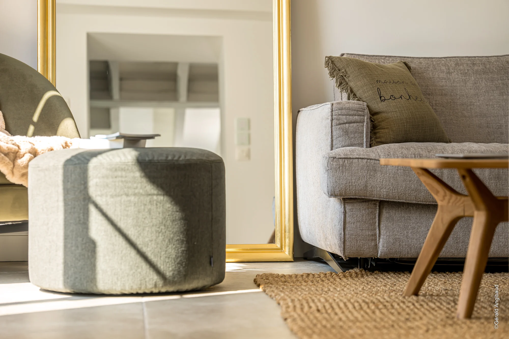 Détails du salon : canapé grand confort et coussins texturés pour un séjour zen