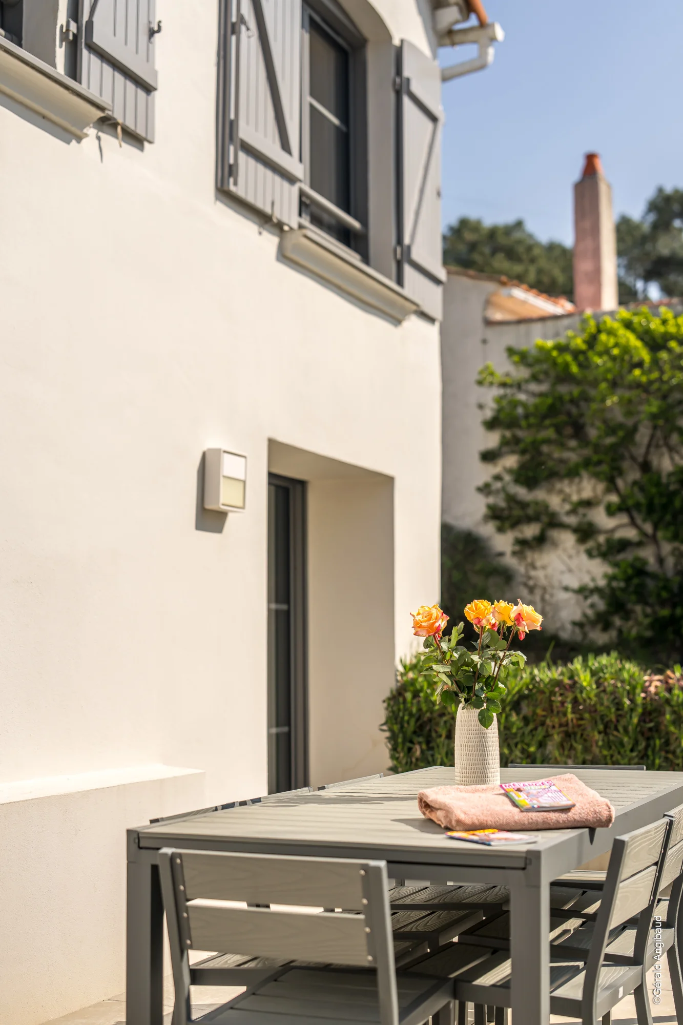 Espace d'accueil chaleureux avec banc en bois et décoration esprit bord de mer