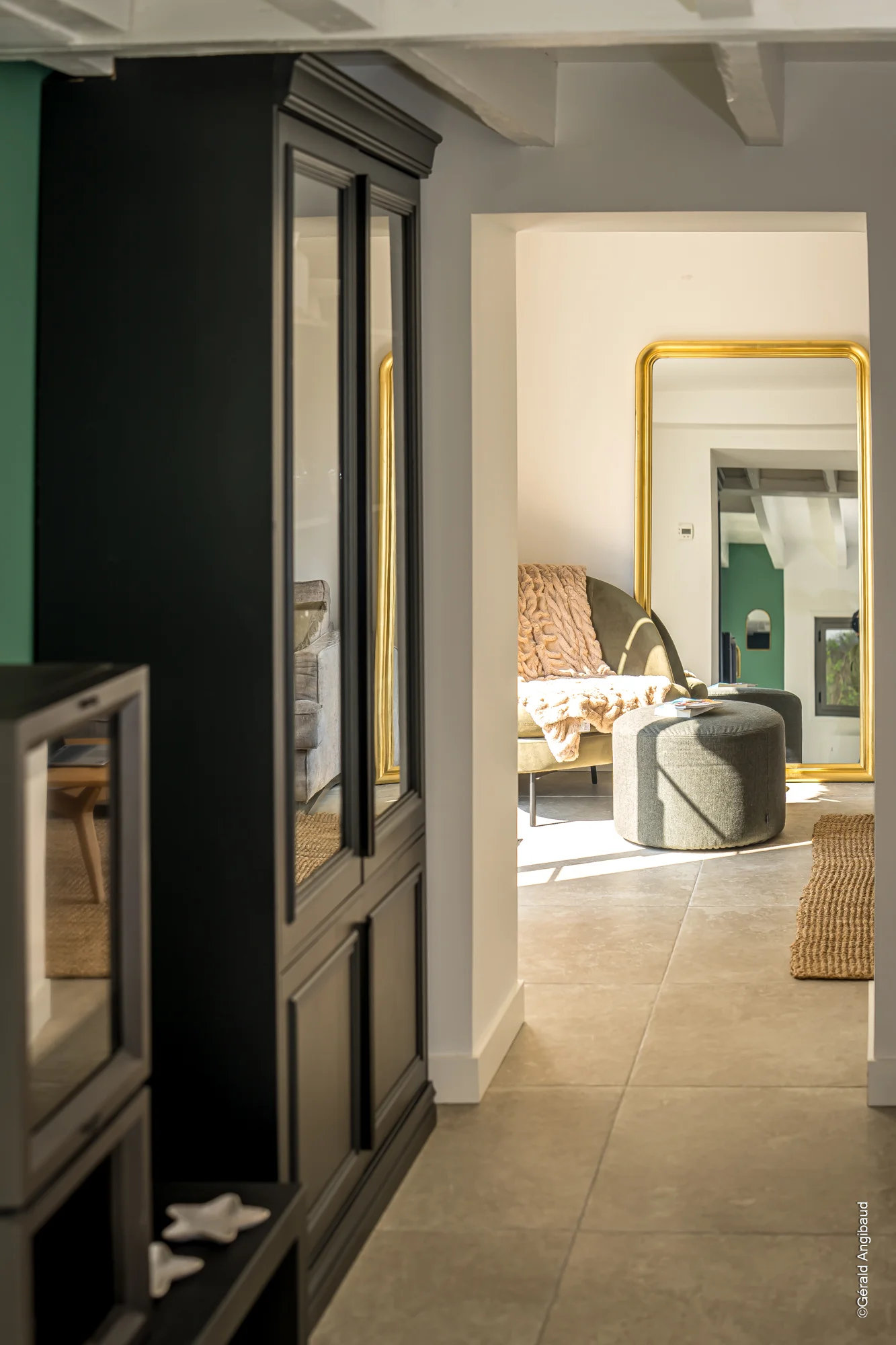 Décoration d'intérieur raffinée avec miroir doré et éclairage tamisé en Vendée