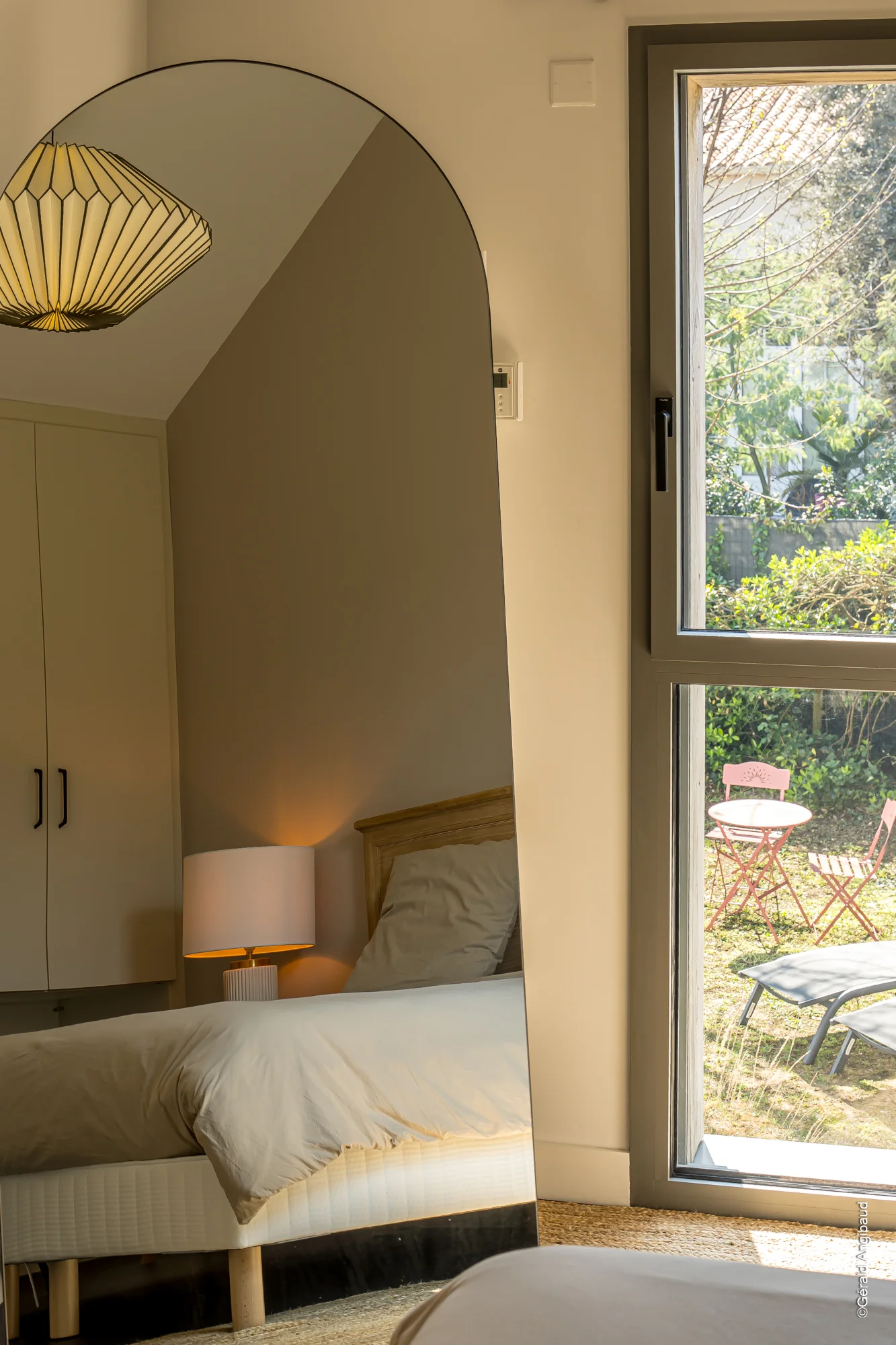 Jeu de perspective entre la chambre et le salon ouvert sur le jardin
