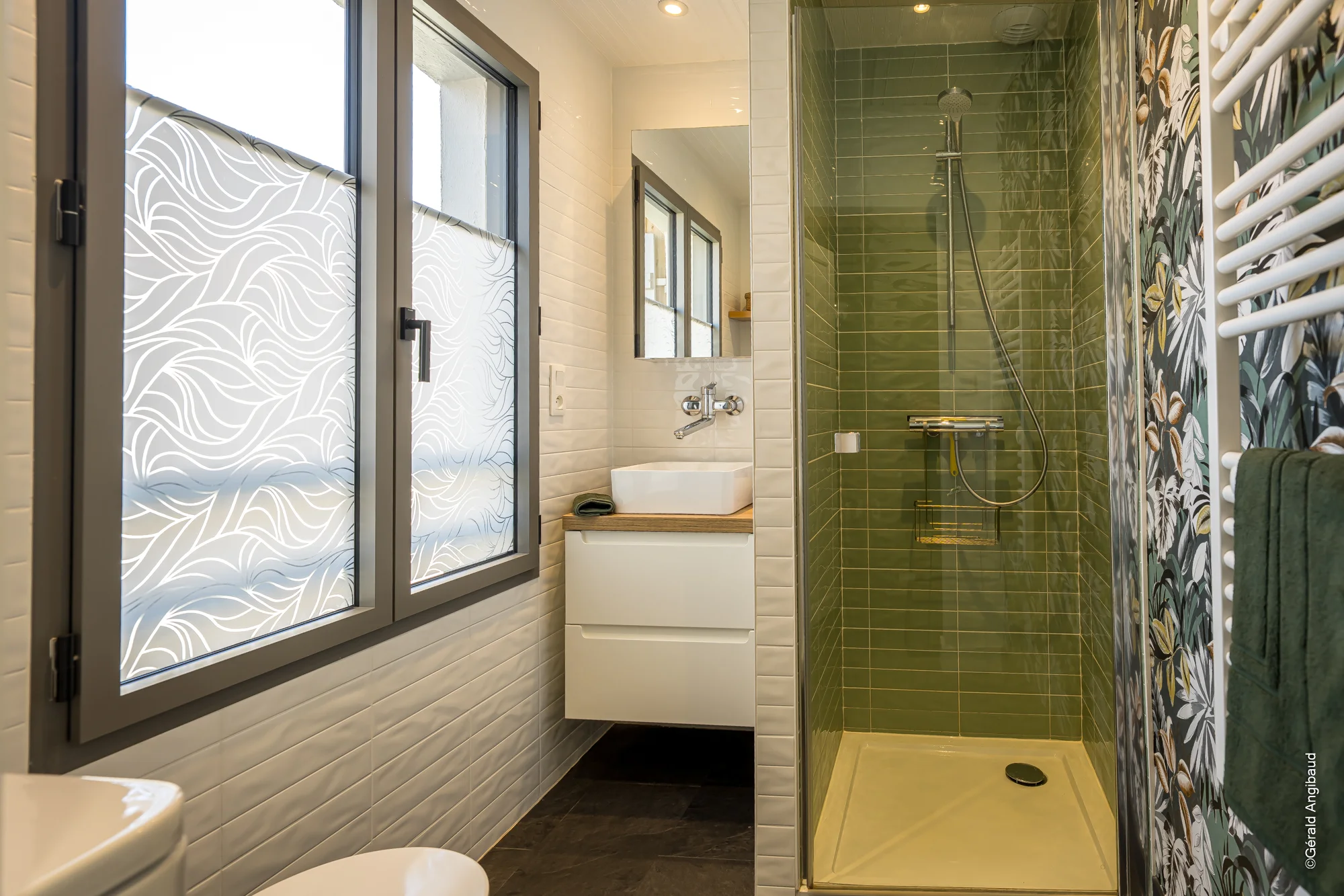 Salle de bain moderne avec douche à l'italienne verte et vasque design