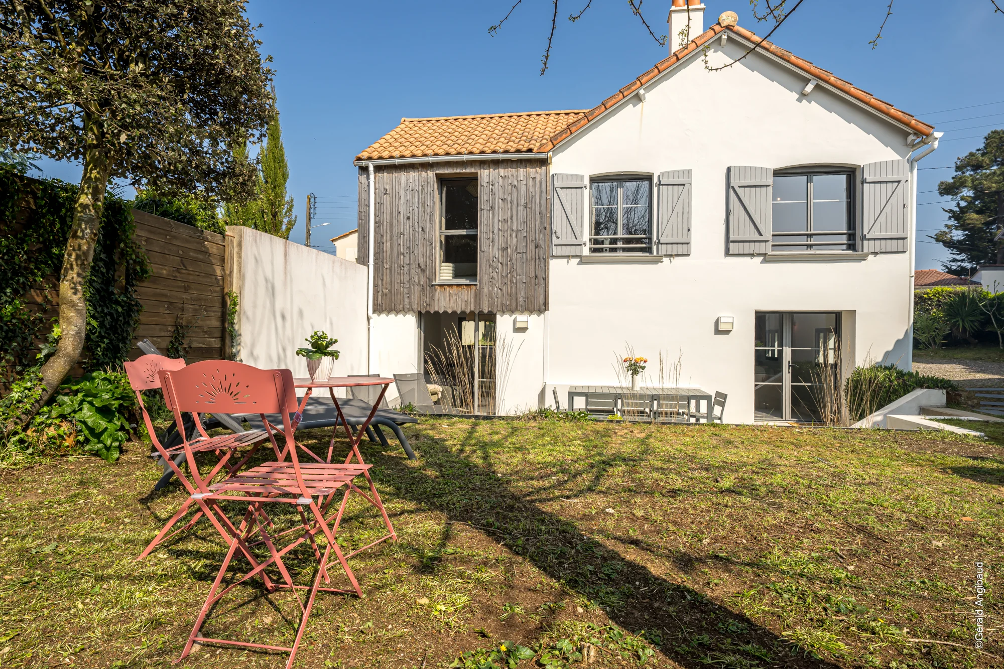 Espace salon chaleureux et lumineux avec canapé design