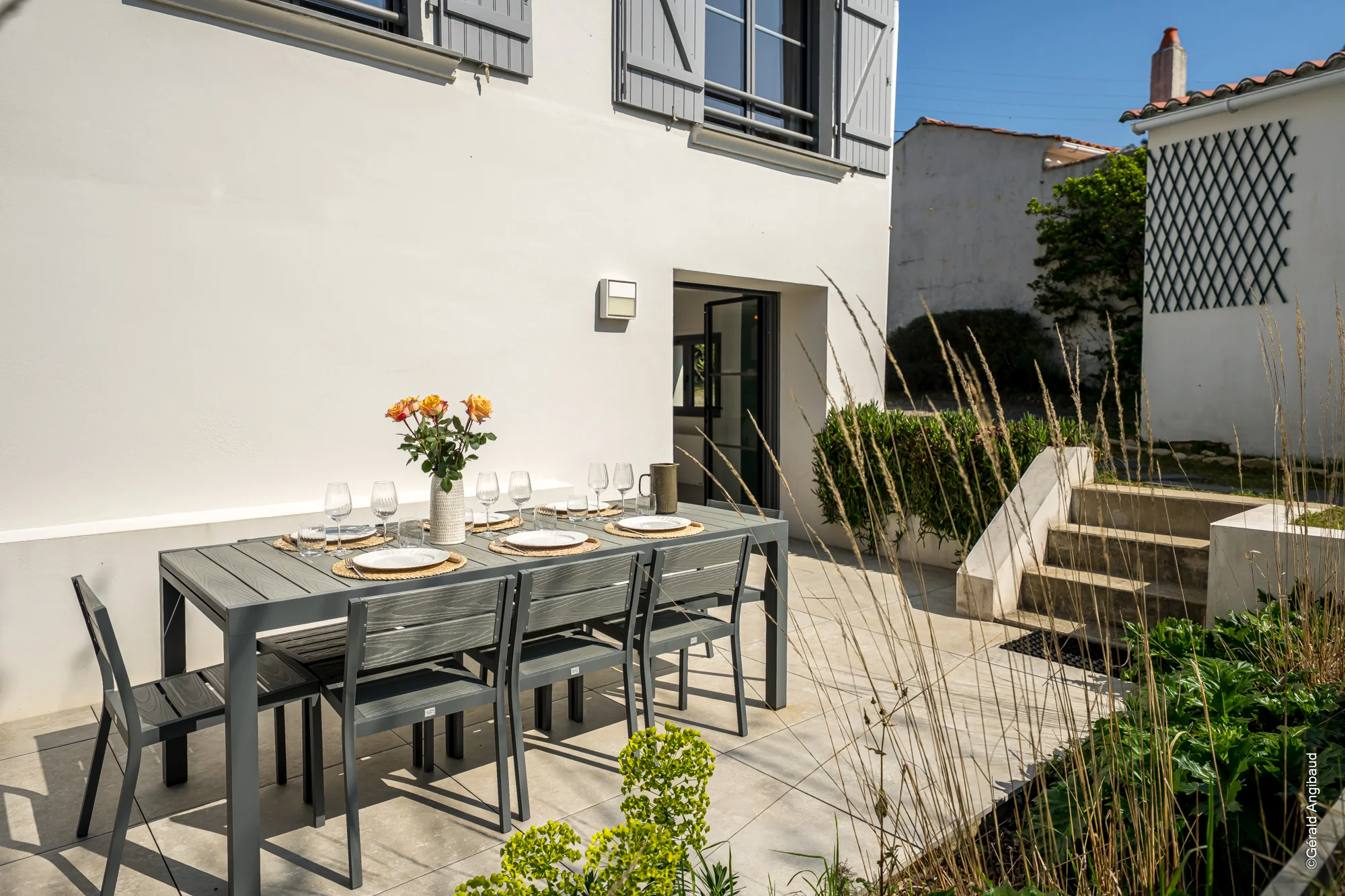 Table de réception extérieure pour déjeuners au soleil à Morpoigne