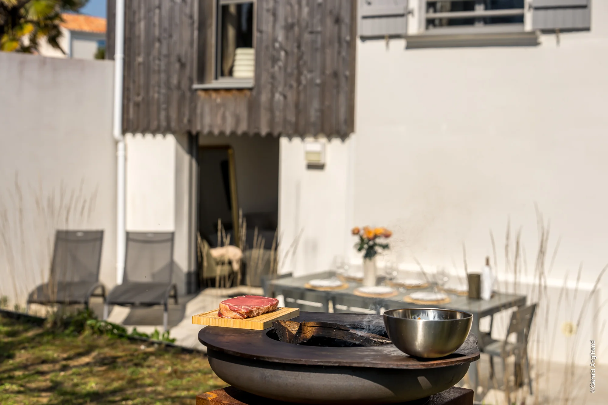 Coin brasero sur terrasse en bois exotique, détente en plein air