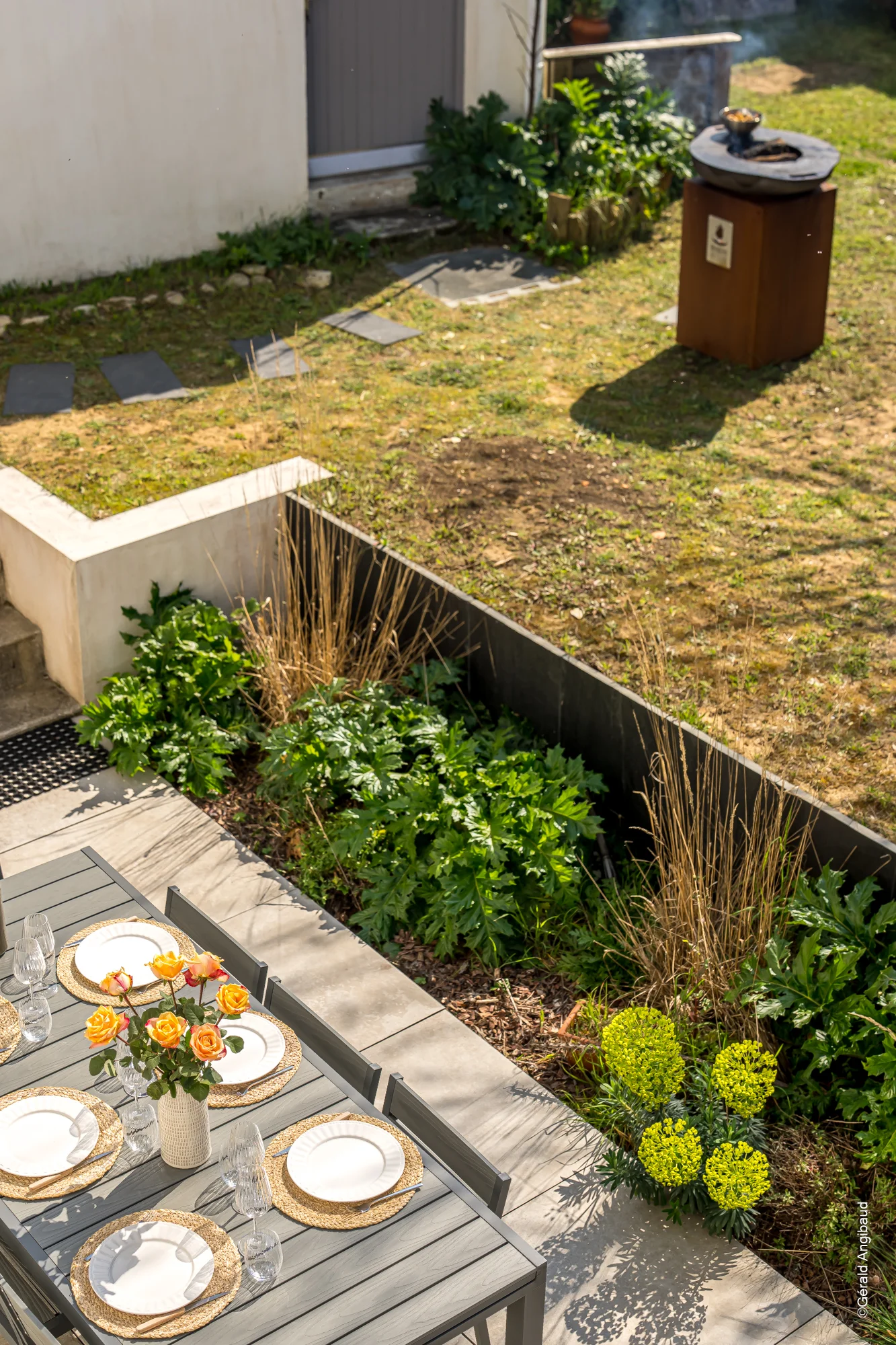 Vue aérienne du jardin privatif et de la terrasse aménagée